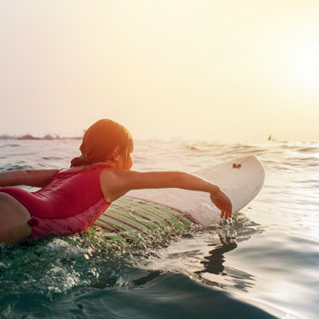 Gente haciendo paddle surf