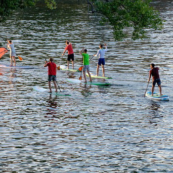 Gente haciendo paddle surf