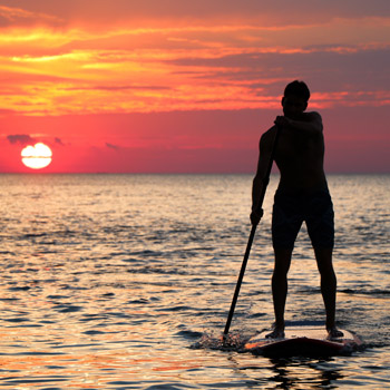 Gente haciendo paddle surf