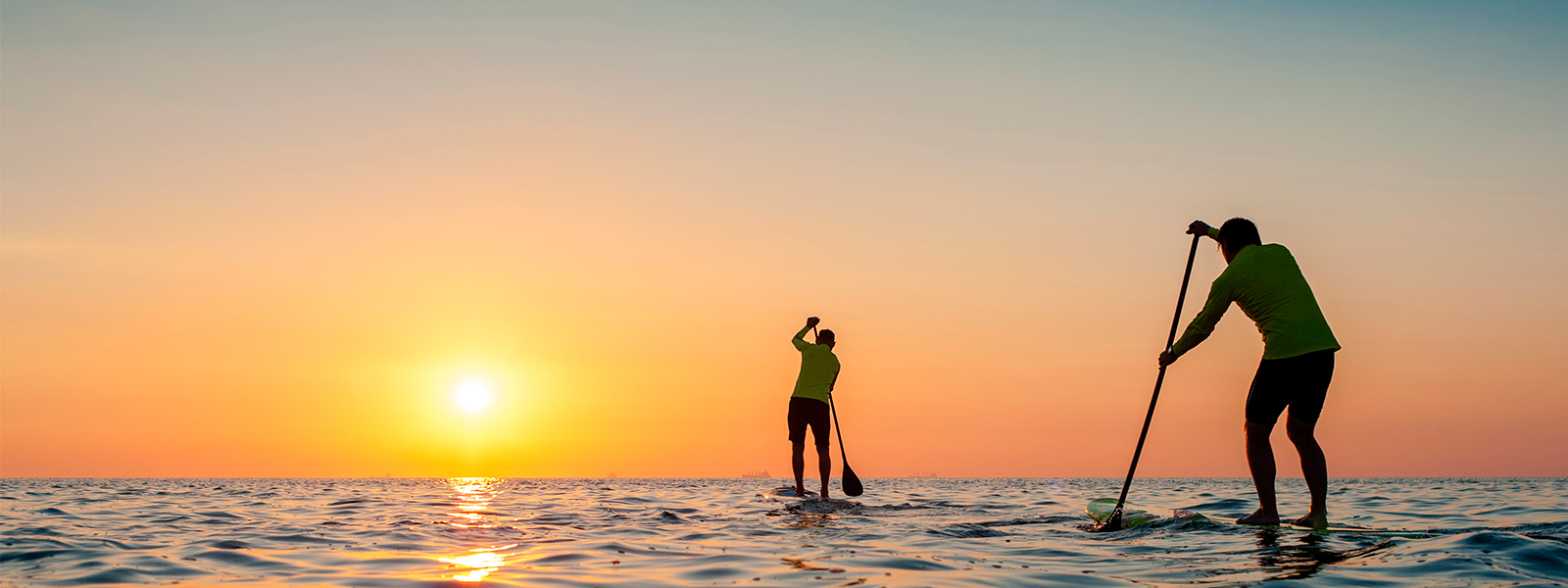 Gente haciendo paddle surf